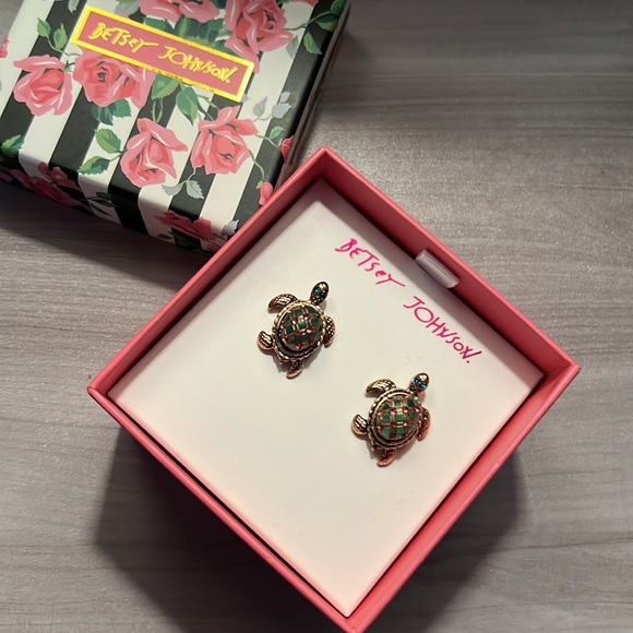 Betsey johnson turtle stud earrings nwt - Picture 2 of 4